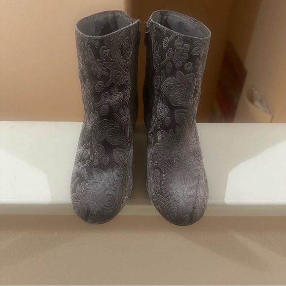 Women’s Zigi Soho Nydia Gray Paisley Velvet Ankle Booties. Size 9.5. - Picture 8 of 8